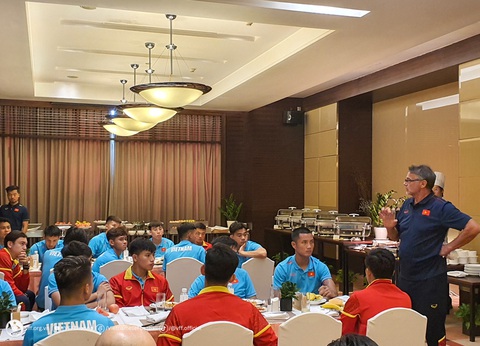 HLV Philippe Troussier phổ biến lịch hoạt động đến toàn đội tuyển Việt Nam trong giờ trưa - Ảnh: VFF HLV Philippe Troussier phổ biến lịch hoạt động đến toàn đội tuyển Việt Nam trong giờ trưa - Ảnh: VFF