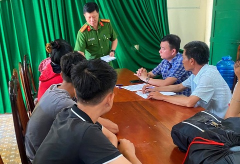 Lộ diện ‘ông trùm’ vụ dụ 10 người qua Lào làm việc nhẹ lương cao nhưng khó xử lý vì ở Myanmar - Ảnh 1. Cơ quan điều tra hỗ trợ kinh phí cho 10 thanh thiếu niên ở Đồng Nai bị dụ dỗ qua Lào làm việc về nhà - Ảnh: Đ.NG