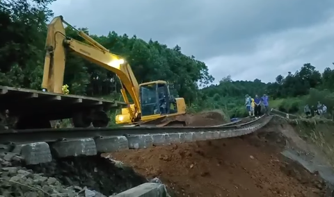 3 người chết do sạt lở đất, gần 100 người trắng đêm khắc phục tuyến đường sắt Hà Nội - Lào Cai - Ảnh 3. Máy xúc san gạt, khắc phục sạt lở trên tuyến đường sắt Hà Nội - Lào Cai đoạn qua tỉnh Yên Bái - Ảnh: Y.BÁI