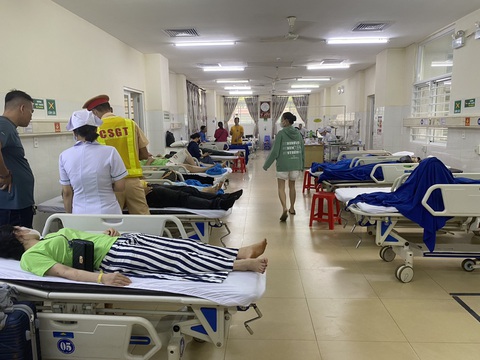 Các nạn nhân bị thương trong vụ xe khách tông xe tải khiến 13 người thương vong đang được điều trị - Ảnh: N.C. Các nạn nhân bị thương trong vụ xe khách và xe tải tông nhau khiến 13 người thương vong đang được điều trị - Ảnh: N.C.