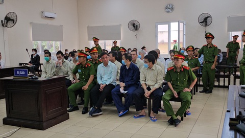 Các bị cáo chờ xét xử - Ảnh: BÁ SƠN Các bị cáo chờ xét xử - Ảnh: BÁ SƠN