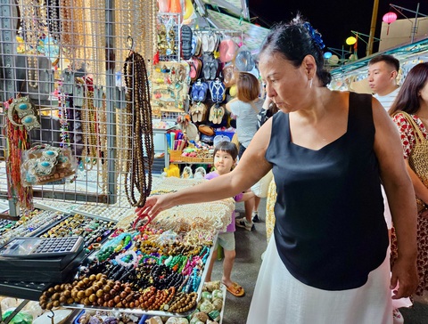 Quà lưu niệm Nha Trang thiếu điểm nhấn - Ảnh 1. Các mặt hàng lưu niệm tại chợ đêm Nha Trang - Ảnh: MINH CHIẾN