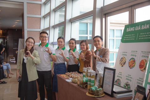Tay ngang khởi nghiệp chả ống tre - Ảnh 4. Anh Hiên (phải) cùng các cộng sự đưa thương hiệu chả ống tre giới thiệu tại các cuộc thi khởi nghiệp - Ảnh: T.H.