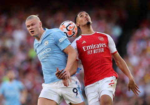 Thua Arsenal, Man City mất ngôi đầu bảng Premier League - Ảnh 3. Haaland (trái) thi đấu mờ nhạt trong trận thua Arsenal - Ảnh: REUTERS