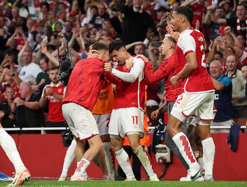 Thua Arsenal, Man City mất ngôi đầu bảng Premier League - Ảnh 1. Niềm vui của các cầu thủ Arsenal sau khi ghi bàn thắng vào lưới Man City - Ảnh: REUTERS
