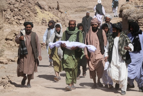 Gần 2.500 do động đất, Afghanistan không nhận được nhiều hỗ trợ quốc tế - Ảnh 4. Một người cha Afghanistan bế con đã qua đời trên tay - Ảnh: REUTERS