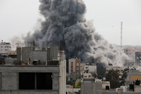 Khói bốc lên sau cuộc không kích của Israel tại Dải Gaza ngày 9-10 - Ảnh: REUTERS Khói bốc lên sau cuộc không kích của Israel tại Dải Gaza ngày 9-10 - Ảnh: REUTERS