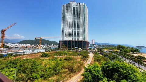 Chủ dự án ở Nha Trang xin lỗi, thu tiền bán căn hộ 8 năm không xây - Ảnh 1. Chủ dự án khu dân cư Cồn Tân Lập (TP Nha Trang) đã bán căn hộ cho hàng trăm khách hàng "góp vốn đầu tư" tại khu đất thương mại TM1 (hiện vẫn để hoang, giáp khu TM2 đã xây khách sạn căn hộ Mường Thanh Khánh Hòa) - Ảnh: PHAN SÔNG NGÂN