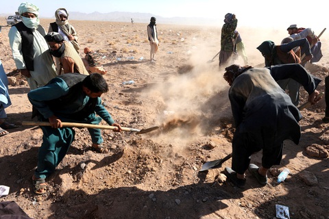 Gần 2.500 do động đất, Afghanistan không nhận được nhiều hỗ trợ quốc tế - Ảnh 3. Người dân chôn thi thể nạn nhân của trận động đất - Ảnh: AFP