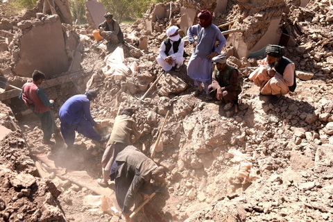 Gần 2.500 do động đất, Afghanistan không nhận được nhiều hỗ trợ quốc tế - Ảnh 2. Người dân dùng dụng cụ thô sơ để tìm kiếm các nạn nhân - Ảnh: AFP