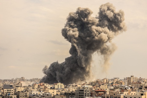 Trung Quốc kêu gọi lên án ‘mọi cuộc tấn công vào dân thường’ vụ Israel và Hamas - Ảnh 1. Cột khói bốc lên ở thành phố Gaza trong cuộc không kích hôm 9-10 từ phía Israel - Ảnh: AFP