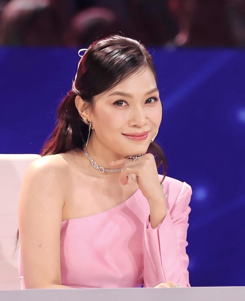 Lâm Phúc tiếp tục chiếm spotlight đêm liveshow 5 Vietnam Idol - Ảnh 3. Sau phần trình diễn của giọng ca sinh năm 2004, giám khảo Mỹ Tâm sẵn sàng tặng ‘hit’ để anh chàng mang đi diễn .