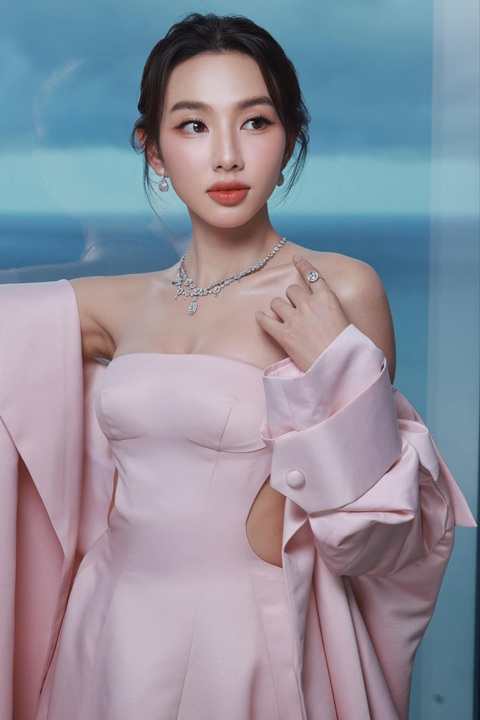 Thùy Tiên, Trấn Thành - Hari gây sốt chụp ảnh chung 'ác nữ' Lim Ji Yeon - Ảnh 5. Hoa hậu Thùy Tiên khoe sắc tại Liên hoan phim Busan