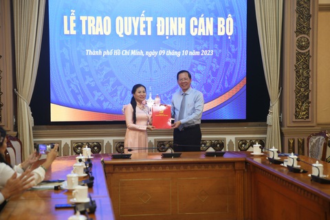 Bà Phan Kiều Thanh Hương giữ chức Phó giám đốc Sở Nội vụ TP.HCM - Ảnh 1. Chủ tịch UBND TP.HCM Phan Văn Mãi trao quyết định cán bộ - Ảnh: CTV