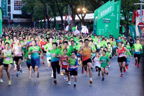 VPBank Hanoi International Marathon 2023: Phạm Tiến Sản đánh bại chân chạy Kenya - Ảnh 4. Các VĐV tranh tài trong tiết trời thu Hà Nội - Ảnh: VPBANK