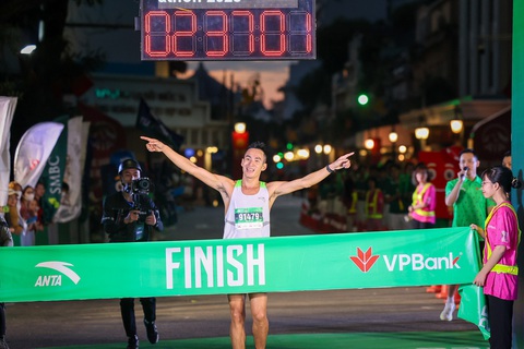 VPBank Hanoi International Marathon 2023: Phạm Tiến Sản đánh bại chân chạy Kenya - Ảnh 5. Phạm Tiến Sản giành chức vô địch cự ly 42km nam - Ảnh: VPBANK