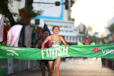 VPBank Hanoi International Marathon 2023: Phạm Tiến Sản đánh bại chân chạy Kenya - Ảnh 6. Lèo Thị Tình về nhất cự ly 42km nữ - Ảnh: VPBANK