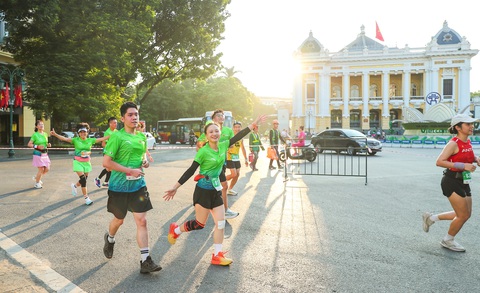 VPBank Hanoi International Marathon 2023: Phạm Tiến Sản đánh bại chân chạy Kenya - Ảnh 7. Các VĐV trên đường chạy qua những địa điểm nổi tiếng của thủ đô Hà Nội - Ảnh: VPBANK
