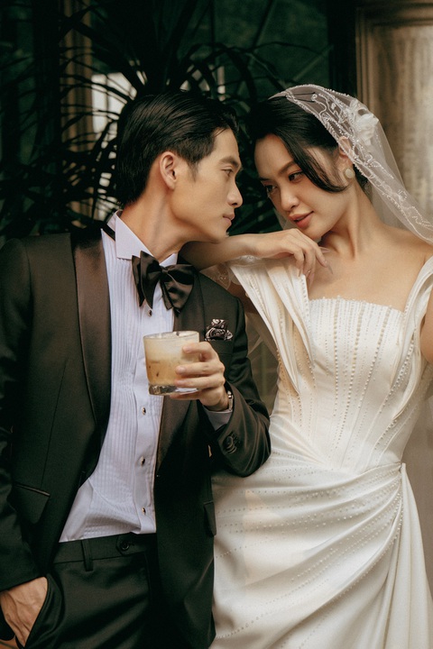Nông Thúy Hằng mặc váy cưới, tình tứ bên 'bạn trai Hiền Hồ - Ảnh 2. 'Cô dâu' Nông Thúy Hằng tình cảm bên chú rể điển trai và là cái tên không quá xa lạ