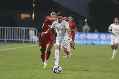 Việt Nam làm được gì ở Asiad 19? - Ảnh 6. Tuyển Olympic Việt Nam (áo đỏ) lép vế trước các đối thủ mạnh như Iran, Saudi Arabia - Ảnh: ĐỨC KHUÊ