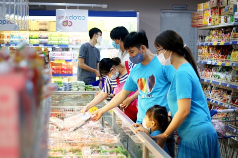 Các siêu thị của Saigon Co.op thường xuyên tung ra các đợt khuyến mãi giúp các gia đình tiết kiệm khoản chi phí lớn trong mua sắm - Ảnh: H.GIANG Các siêu thị của Saigon Co.op thường xuyên tung ra các đợt khuyến mãi giúp các gia đình tiết kiệm khoản chi phí lớn trong mua sắm - Ảnh: H.GIANG