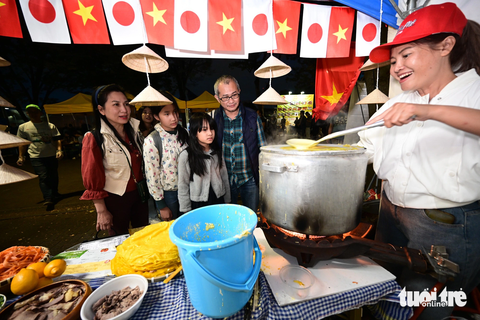Gia đình chị Mỹ Hà sống ở Tokyo xem làm bánh phở tại gian hàng phở Hai Thiền ngày 7-10 tại Công viên Yoyogi - Ảnh: QUANG ĐỊNH Chị Nguyễn Thị Thanh Nguyên, chủ nhân thương hiệu Phở Hai Thiền, trình diễn tráng bánh phở tại Vietnam Phở Festival - Ảnh: QUANG ĐỊNH