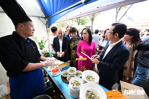 Phở xúc tiến hàng Việt đi xa - Ảnh 9. Bà Nguyễn Thị Thanh Xuân cùng đoàn công tác ghé các gian hàng phở Việt khi tới Vietnam Phở Festival hôm 8-10 - Ảnh: QUANG ĐỊNH