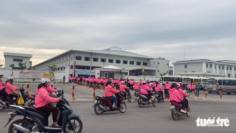 Hơn 5.000 công nhân Nghệ An quay lại nhà máy làm việc - Ảnh 1. Công nhân Công ty Viet Glory ở huyện Diễn Châu, Nghệ An quay lại nhà máy làm việc sáng 9-10 - Ảnh: DOÃN HÒA