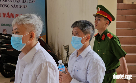 Ông Lê Minh Quốc Cường (giữa) - cựu giám đốc Sở Lao động thương binh và xã hội tỉnh Bình Dương - được dẫn giải tới tòa sáng 9-10 - Ảnh: BÁ SƠN Ông Lê Minh Quốc Cường (giữa) - cựu giám đốc Sở Lao động - Thương binh và Xã hội tỉnh Bình Dương - được dẫn giải tới tòa sáng 9-10 - Ảnh: BÁ SƠN