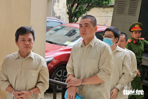 Ngoài nhóm bị cáo là cựu cán bộ, vụ án còn có nhóm bị cáo là các doanh nghiệp, "cò" xin cấp phép lao động - Ảnh: BÁ SƠN Ngoài nhóm bị cáo là cựu cán bộ, vụ án còn có nhóm bị cáo là các doanh nghiệp, "cò" xin cấp phép lao động - Ảnh: BÁ SƠN