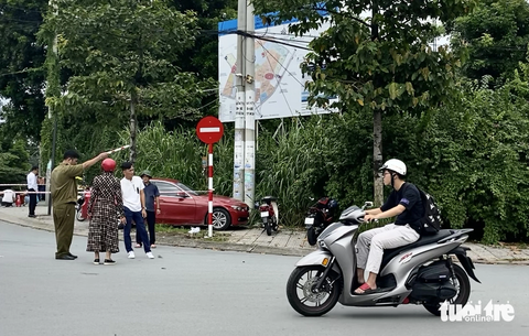 Phân luồng giao thông, sửa đường vào Đại học Quốc gia TP.HCM - Ảnh 1. Phân luồng giao thông sửa chữa nền đường vào Đại học Quốc gia TP.HCM - Ảnh: TIẾN QUỐC