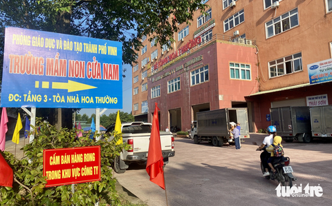 Bán trường cũ, trẻ mầm non học cảnh 'ở nhờ' - Ảnh 2. Do chưa có trường mới, địa phương đang phải thuê trụ sở làm việc một công ty để làm trường học cho học sinh - Ảnh: DOÃN HÒA