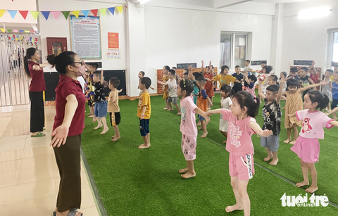 Bán trường cũ, trẻ mầm non học cảnh 'ở nhờ' - Ảnh 4. Nhà trường, phụ huynh mong muốn sớm có trường mới cho học sinh học tập, vui chơi - Ảnh: DOÃN HÒA