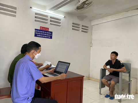 Khởi tố kẻ trộm đu dây vào cửa hàng FPT, lấy nhiều iPhone và máy tính xách tay - Ảnh 2. Huỳnh An Lợi tại cơ quan công an - Ảnh: HOÀI THƯƠNG
