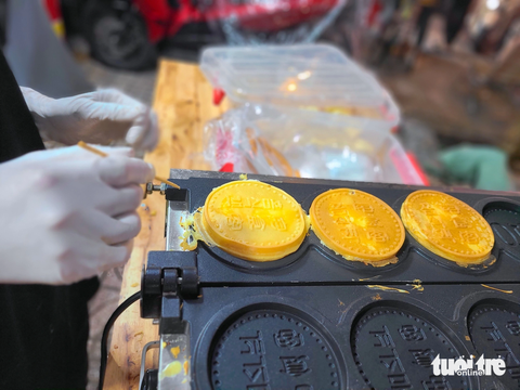 Tiệm bánh đồng xu mọc như nấm khắp TPHCM, đông nghẹt khách - Ảnh 2. Bánh đồng xu có hình tròn như đồng xu, nhỏ bằng lòng bàn tay, có nhân phô mai chảy và được nướng giống bánh kẹp mềm - Ảnh: NHẬT XUÂN