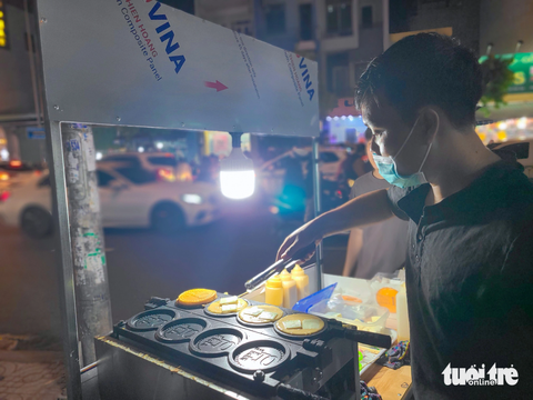 Tiệm bánh đồng xu mọc như nấm khắp TPHCM, đông nghẹt khách - Ảnh 3. Các quán bán bánh đồng xu đông khách từ sáng tới khuya, nhiều chủ kinh doanh chia sẻ làm không kịp bán - Ảnh: NHẬT XUÂN