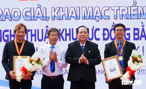 Ảnh thể hiện nét đẹp đời sống của người dân miền Tây - Ảnh 1. Tác giả Lý Anh Lam (bìa trái) và tác giả Trương Minh Nhựt (bìa phải) nhận giải huy chương vàng trong cuộc thi Ảnh nghệ thuật khu vực Đồng bằng sông Cửu Long lần thứ 38 năm 2023 - Ảnh: CHÍ CÔNG