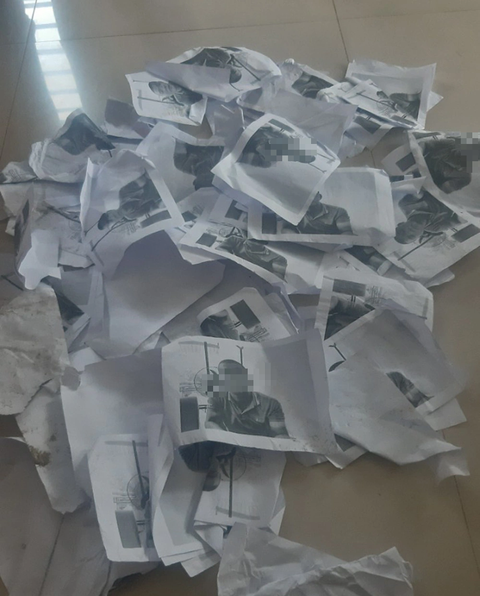 "Khủng bố" bằng việc photocopy nhiều hình ảnh con nợ rồi dán nhiều nơi, rải khắp chỗ nơi cư trú của nạn nhân - Ảnh: THỤY NGUYÊN "Khủng bố" bằng việc photocopy nhiều hình ảnh con nợ rồi dán nhiều nơi, rải khắp chỗ cư trú của nạn nhân - Ảnh: THỤY NGUYÊN