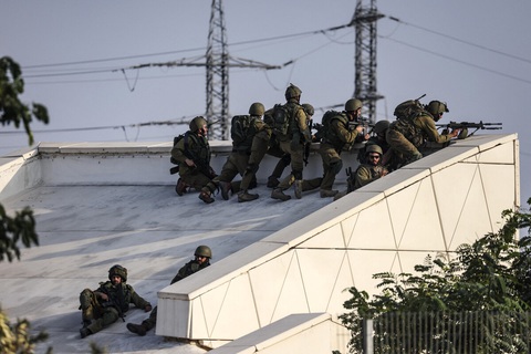 Tin tức thế giới 9-10: Mỹ viện trợ quân sự cho Israel; Ông Putin giúp bé gái thực hiện ước mơ - Ảnh 1. Binh sĩ Israel hoạt động tại một vị trí gần thành phố Sderot, phía nam Israel, vào ngày 8-10. Thành phố này nằm gần Dải Gaza - Ảnh: REUTERS