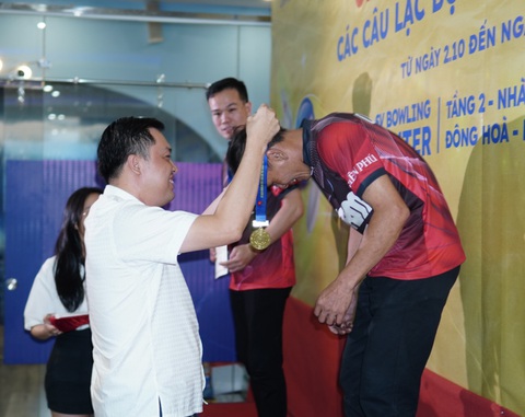 VĐV bowling trẻ Việt Nam tiếp cận được kỹ thuật đánh của thế giới - Ảnh 3. Phó giám đốc Sở Văn hóa, Thể thao và Du lịch tỉnh Bình Dương Cao Văn Chóng (trái) trao huy chương cho VĐV - Ảnh: NHẬT NAM