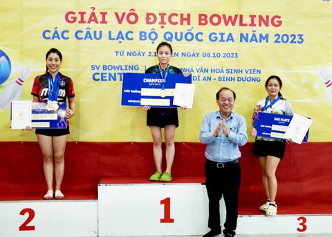 VĐV bowling trẻ Việt Nam tiếp cận kỹ thuật đánh của thế giới - Ảnh 1. Mai Thị Thu Hằng (giữa) đoạt HCV nội dung master nữ - Ảnh: NHẬT NAM