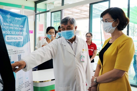 Bình Phước: Hàng ngàn người dự cuộc thi tìm hiểu về chuyển đổi số - Ảnh 1. Phó chủ tịch UBND tỉnh Bình Phước Trần Tuyết Minh tham quan mô hình thanh toán số tại một phòng khám đa khoa ở thị xã Chơn Thành - Ảnh: A.B.