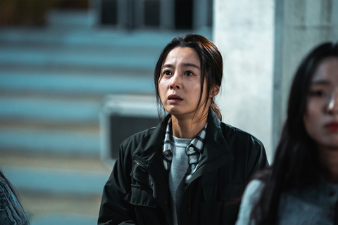 Muôn kiểu làm mẹ trong sê ri phim siêu cuốn 'Cuộc chiến sinh tồn' - Ảnh 3. Seo Young Hee là lựa chọn hàng đầu cho vai Nan Young, khi cô ghi điểm với ánh mắt ngấn lệ, giọng thoại lúc tâm tình, khi kiên định, mạnh mẽ.