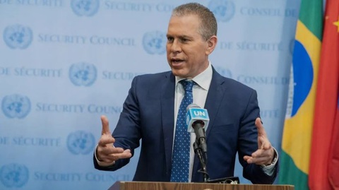 Liên Hiệp Quốc họp khẩn, Đại sứ Israel đòi 'xóa sổ' cơ sở hạ tầng của Hamas - Ảnh 1. Đại sứ Israel tại Liên Hiệp Quốc Gilad Erdan phát biểu trước báo giới ở thành phố New York, Mỹ vào ngày 8-10 - Ảnh: AFP