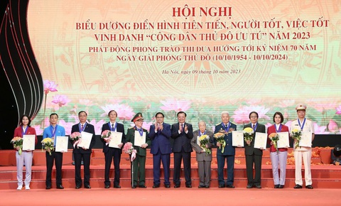 Thủ tướng: Những mẫu gương người tốt việc tốt là 'những bông hoa đẹp' được quý trọng, yêu mến - Ảnh 1. Thủ tướng Phạm Minh Chính, Bí thư Thành ủy Hà Nội Đinh Tiến Dũng vinh danh các “Công dân thủ đô ưu tú” năm 2023 - Ảnh: NGUYỄN THÀNH