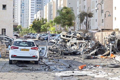 Xe cộ ở thành phố Ashkelon (Israel) bị phá hủy do trúng pháo do nhóm vũ trang Hamas bắn từ Dải Gaza vào hôm 7-10 - Ảnh: AFP Xe cộ ở thành phố Ashkelon (Israel) bị phá hủy do trúng pháo do nhóm vũ trang Hamas bắn từ Dải Gaza vào hôm 7-10 - Ảnh: AFP