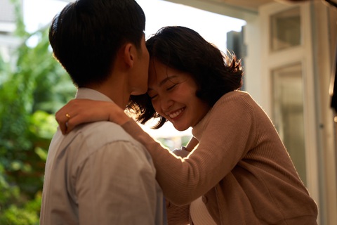Nông Thúy Hằng mặc váy cưới, tình tứ bên 'bạn trai Hiền Hồ - Ảnh 5. Không chỉ chụp ảnh cưới, Nông Thúy Hằng và Thừa Anh Tuấn có nhiều cảnh quay "tình bể bình" trong MV Nơi anh là nhà