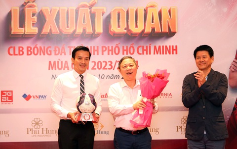 CLB TP.HCM tự tin đặt chỉ tiêu tốp 5 ở V-League 2023-2024 - Ảnh 1. HLV Vũ Tiến Thành tặng hoa cho Phó chủ tịch UBND TP.HCM Dương Anh Đức và tặng bóng cho Phó giám đốc Sở Văn hóa và Thể thao TP.HCM Nguyễn Nam Nhân - Ảnh: CAO TOÀN