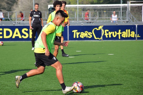 Tiền vệ Hoàng Vĩnh Nguyên được khen ngợi ở CLB La Liga - Ảnh 2. Hoàng Vĩnh Nguyên nỗ lực trên sân tập tại Tây Ban Nha - Ảnh: CADIZ FC