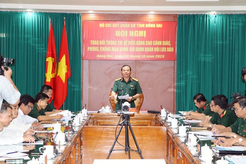 Nhiều vụ giả danh quân nhân, đơn vị quân đội để lừa đảo ở Đồng Nai - Ảnh 1. Bộ chỉ huy quân sự tỉnh Đồng Nai trao đổi thông tin nâng cao cảnh giác trước việc mạo danh, giả danh cán bộ quân đội để lừa đảo - Ảnh: AN BÌNH